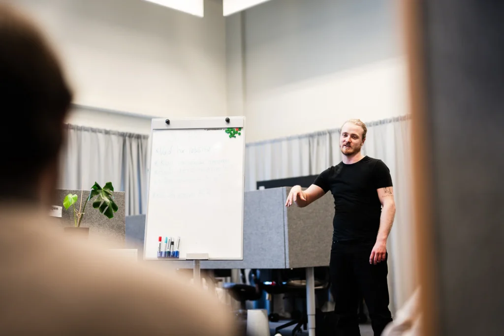 Deltagare övar HLR under utbildning i Umeå